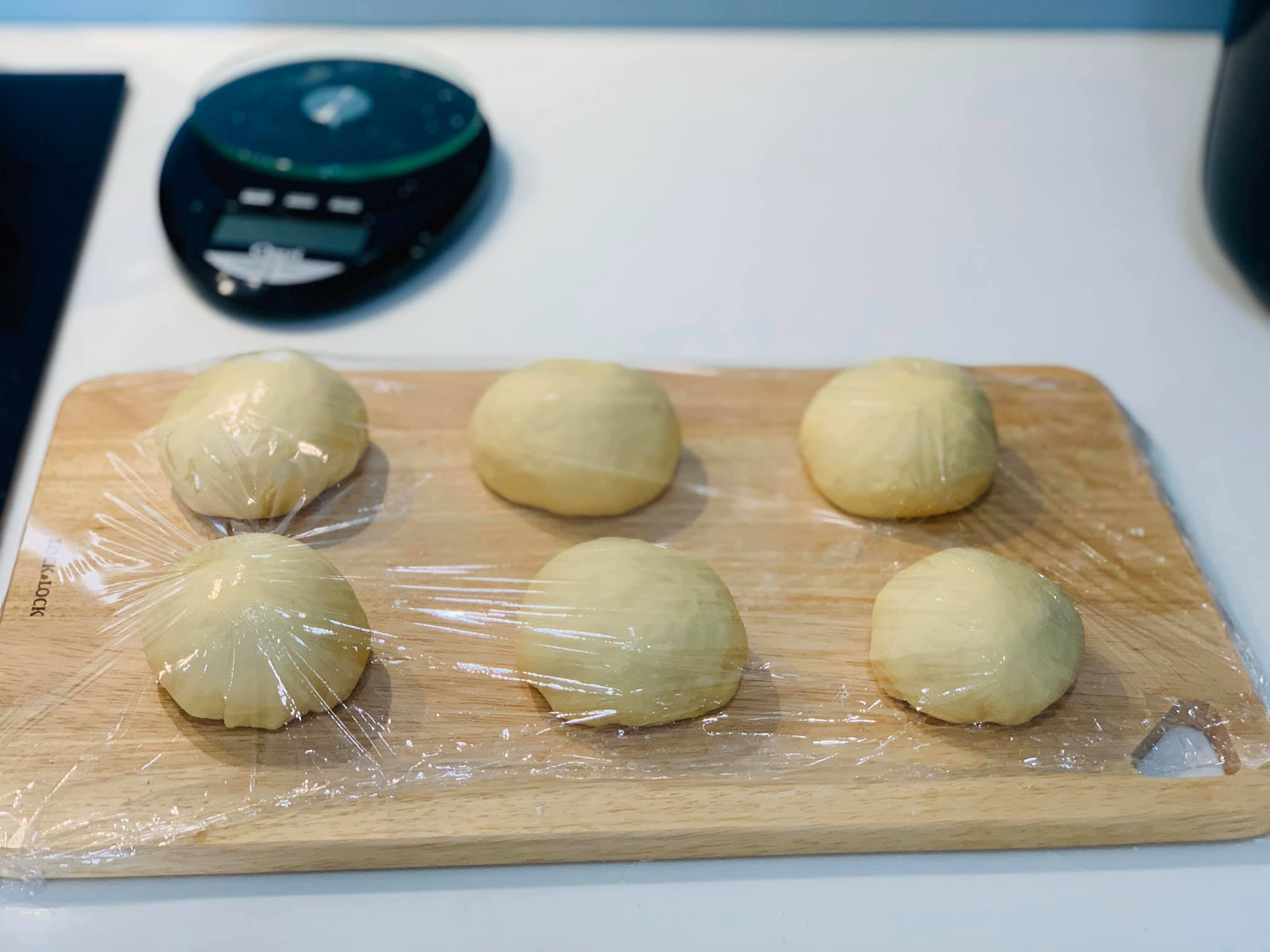 Chia bột và taoh hìh bánh mì phô mai bơ tỏi